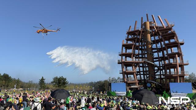 NSP통신-2023 강원세계산림엑스포 개막식에서 대형 산림 헬기가 화재 진압 시연을 진행하고 있는 모습. (사진 = 조이호 기자)