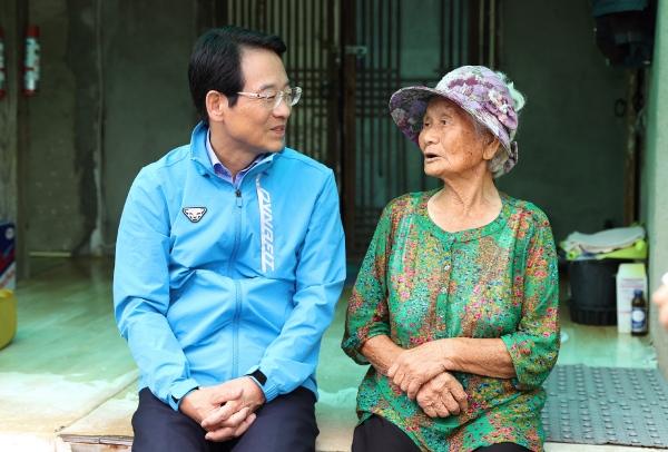 NSP통신-강진원 강진군수(사진 왼쪽)가 홀로사는 어르신을 찾아 위문하고 있다. (사진 = 강진군)