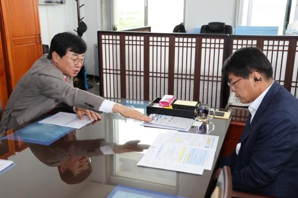 NSP통신-김성 장흥군수(사진 왼쪽)가 25일 국회를 찾아 서삼석 의원에게 내년도 예산 반영을 건의하고 있다. (사진 = 장흥군)