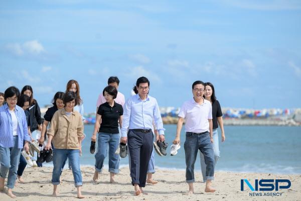 NSP통신-김광열 영덕군수는 걷기운동의 중요성을 알리고 걷기 실천을 확산하기 위해 지난 22일 영덕군보건소 직원들과 함께 영리해수욕장과 송림 일대에서 걷기운동 실천 응원 챌린지를 진행했다. (사진 = 영덕군)