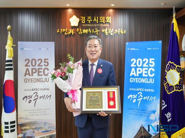 NSP통신-이철우 경주시의회 의장은 지난 21일 한국프레스센터에서 열린 2023 자랑스러운 한국인 대상 시상식에서 지방의회 의정발전 부문 대상을 수상했다. (사진 = 경주시의회)