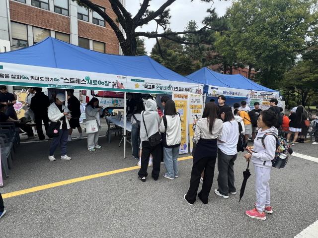 NSP통신-오산대학교에서 열린 청년 자살예방 인식 개선 캠페인 모습. (사진 = 오산시)