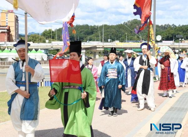 NSP통신-봉화군 송이축제에서 연계행사로 열린 성이성 풍류한마당, 성이성과거급제 3일 유가행렬 재현, 이몽룡 실존인물 성이성 재조명 (사진 = 김오현기자)