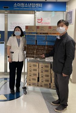 NSP통신-서울대어린이병원 측에 제품을 전달하는 모습(우측 매일유업 아이스크림TF 이진석본부장) (사진 = 매일유업 제공)
