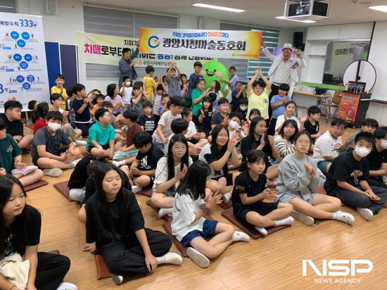 NSP통신-봉강초등학교를 찾은 광양시청마술동호회 기념 찰영