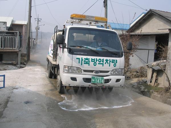 NSP통신-화천 아프리카돼지열병 차단방역 모습 (사진 = 경기도북부청)