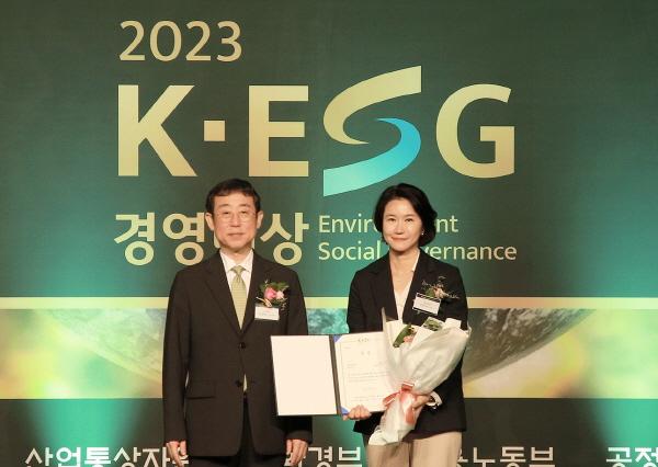 NSP통신-지난 25일 서울 더 플라자에서 개최된 2023 K-ESG 경영대상 시상식. 왼쪽부터 천광암 동아일보 논설주간, 이은미 DGB대구은행 경영기획본부장 (사진 = DGB대구은행)