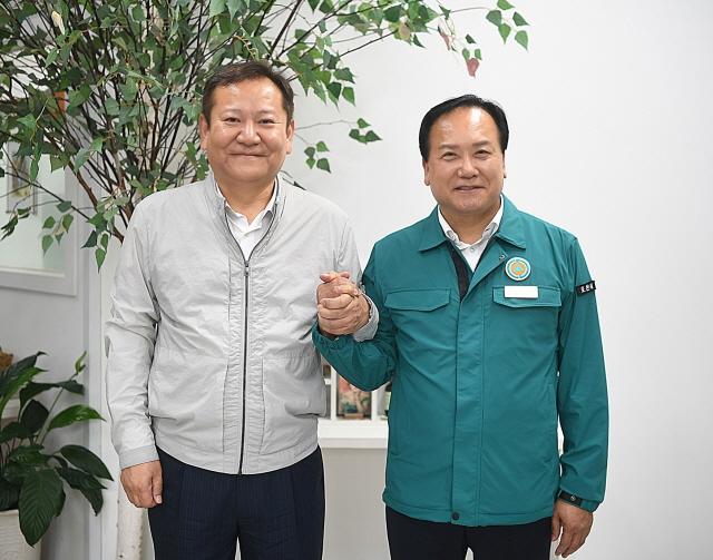 NSP통신-26일 이권재 오산시장(우측)과 이상민 행정안전부 장관이 손을 잡고 사진촬영을 하는 모습. (사진 = 오산시)