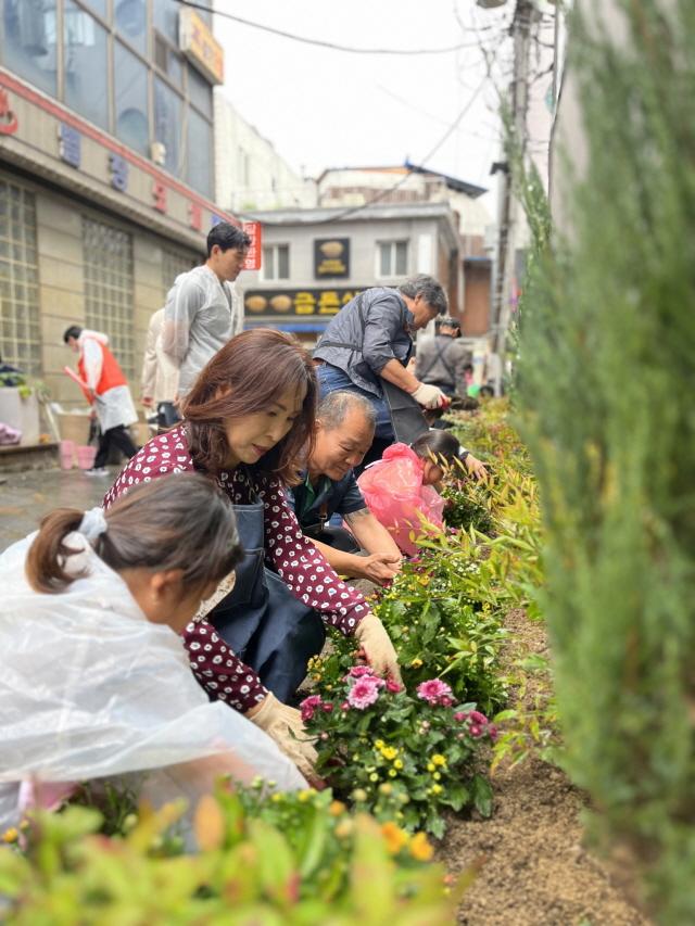 NSP통신-26일 장안문거북시장에서 참석자들이 손바닥정원을 조성하는 모습. (사진 = 수원시)