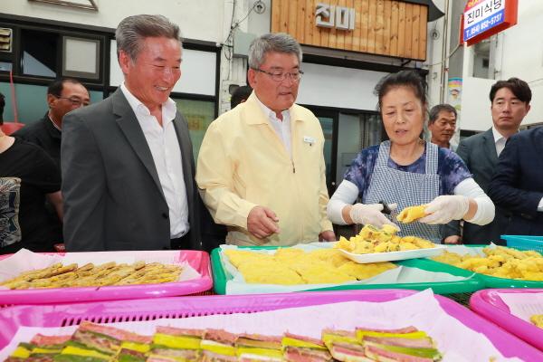 NSP통신-예천군, 추석 명절 전통시장 장보기 행사 추진, 전 공직자 장보기 실천하며 서민경제살리기 앞장 (사진 = 예천군)