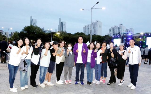 NSP통신-최대호 안양시장과 시정홍보위원들 안양춤축제 홍보 기념촬영 모습. (사진 = 안양시)