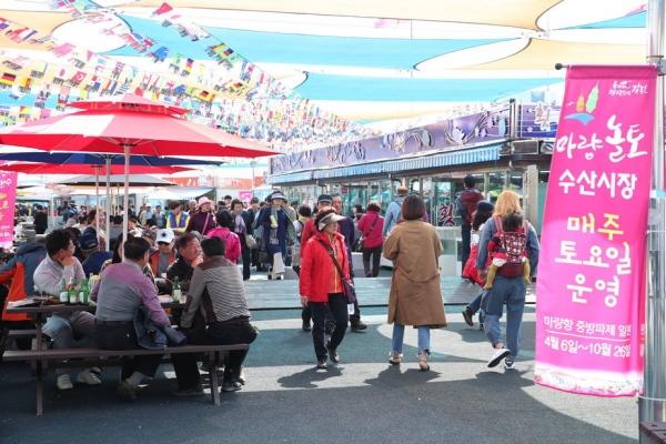 NSP통신-강진군이 오는 16일부터 22일까지 7일간 마량 미항횟집거리에서 방문의 달 행사를 갖는다. 사진은 강진마량 놀토수산시장. (사진 = nsp통신 자료사진)