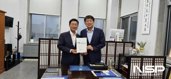 NSP통신-정인화 광양시장 서삼석 예결위원장을 만나 광양시 사업들 추가반영 적극 요청 (사진 = 광양시청)