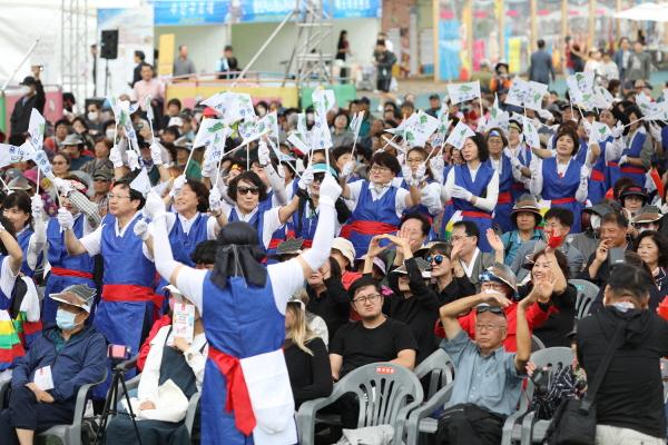 NSP통신-지난 2일 개막한 안동국제탈춤페스티벌2023이 이색적인 시민 참여형 킬러 콘텐츠로 흥행 돌풍을 이어가고 있다. (사진 = 안동시)