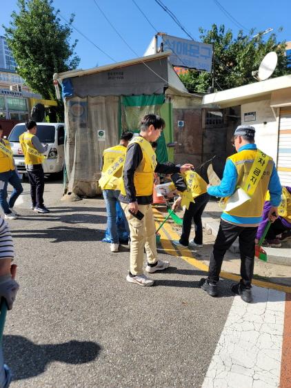 NSP통신-5일 광명시가 광명광덕초등학교 어린이 보호구역과 철산상업지구를 중심으로 어린이 위해 요인에 대한 안전 점검을 진행했다. (사진 = 광명시)