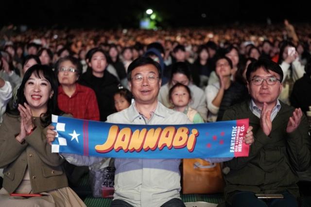 -7일 중앙공원 야외공연장에서 열린 2023 파크콘서트에서 신상진 성남시장이 기념촬영을 하고 있다 사진 성남시