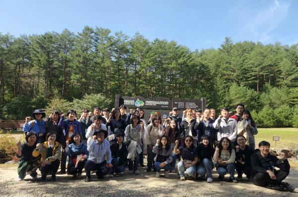 NSP통신-지난 6일 포항교육청은 관내 공립 유·초·중학교 및 교육행정기관에 근무하는 지방공무원을 대상으로 울진군 일원에서 현장체험 연수를 진행했다. (사진 = 포항교육지원청)