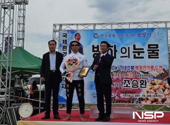 NSP통신-맨발의 사나이 조승환이 얼음 위 맨발로 오래 서 있기 4시간 30분 성공하며 또다시 세계 신기록 경신 (사진 = 광양시청)