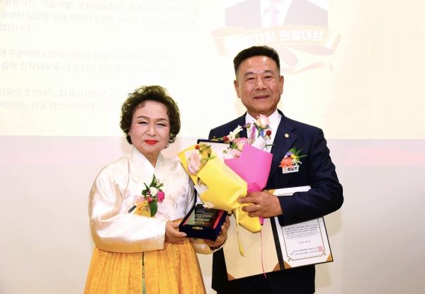 NSP통신-제10회 한국평화언론대상 지방자치 의정분야 대상 을 수상한 최용만(사진 오른쪽) 담양군의회 의장. (사진 = 담양군의회)