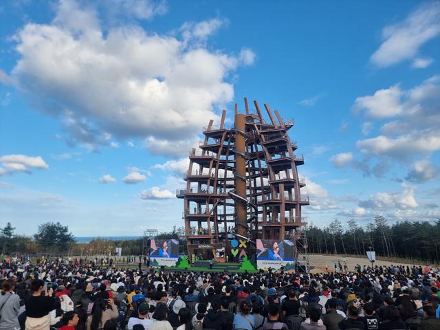 NSP통신-2023강원세계산림엑스포 솔방울전망대에서 공연을 관람하고 있는 관광객들 모습. (사진 = 강원특별자치도)