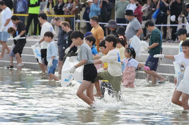 NSP통신-2023 양양 송이·연어축제에서 연어맨손잡기 체험을 하고 있는 아이들 모습. (사진 = 양양군)