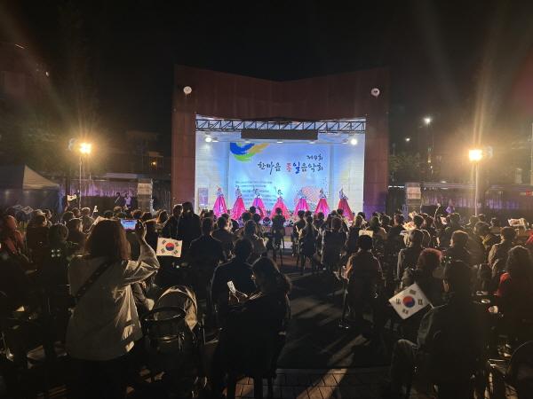 -지난 7일 경산시는 남천둔치 야외공연장 일원에서 제4회 한마음 통일음악회를 개최했다 사진 경산시