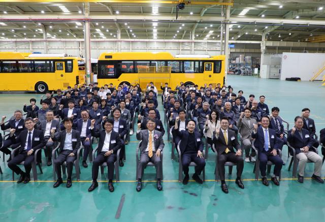NSP통신-사진 왼쪽 4번째 곽재선 회장, 3번째 KG 모빌리티 정용원 대표이사 (사진 = KG 모빌리티)