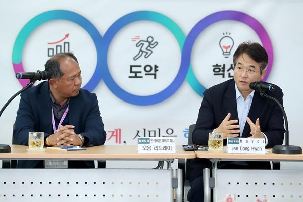 NSP통신-캄보디아 반테이민체이 주(州) 오움 리트레이(Oum Reatrey) 주지사(좌)와 이동환 고양특례시장(우) (사진 = 고양시)