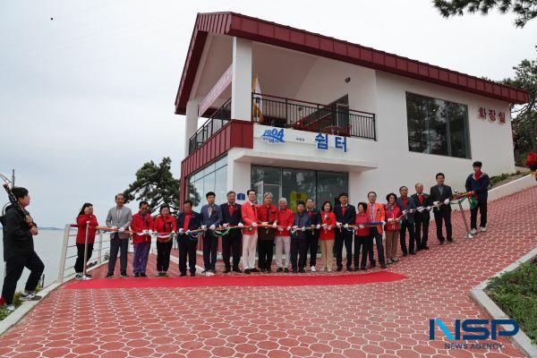 NSP통신-지난 6일 소악도 낙도 어업인 안전쉼터 앞에서 준공식을 기념하는 커팅식 기념 촬영을 하고 있다. (사진 = 신안군)