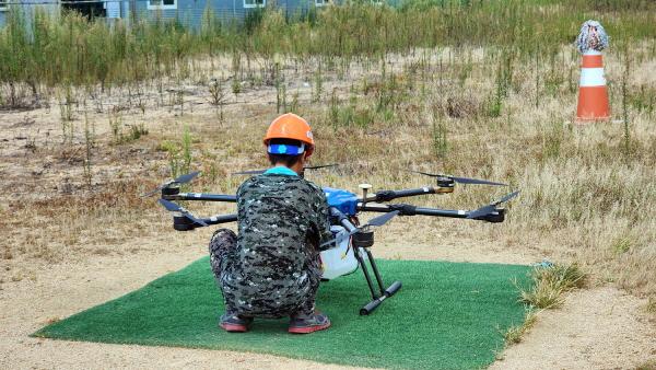 NSP통신-안동시농업기술센터가 운영하는 농업인 드론 교육의 훈련생 6명이 초경량비행장치 조종자 무인멀티콥터(드론) 1종 시험에 전원 합격했다. (사진 = 안동시)
