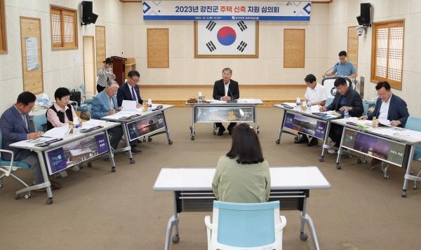 NSP통신-강진군 주택신축지원 심의위원들이 대상자 인터뷰를 하고 있다. (사진 = 강진군)