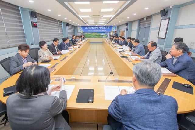 NSP통신-고성군청 본관 2층 회의실에서 진행된 2024년도 군정시책 보고회 모습. (사진 = 고성군)