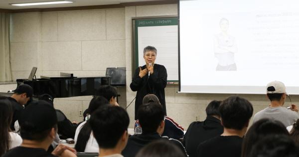 NSP통신-대구가톨릭대 실응음악과 이은미 석좌교수가 최근 재학생들에게 첫 강의를 펼쳤다. (사진 = 대구가톨릭대학교)