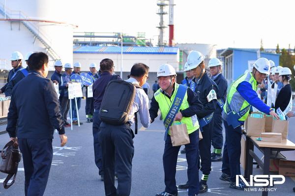 NSP통신-정기명 여수시장이 DL케미칼 앞에서 여수산단 출근길 안전문화 캠페인을 펼치고 있다. (사진 = 여수시)