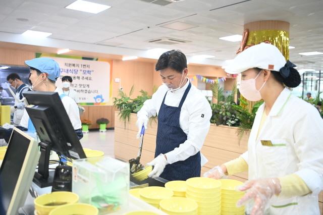 NSP통신-조용익 부천시장이 점심시간에 맞춰 부천시청 지하 1층 구내식당에서 직원들을 위해 배식을 하고 있다. (사진 = 부천시)