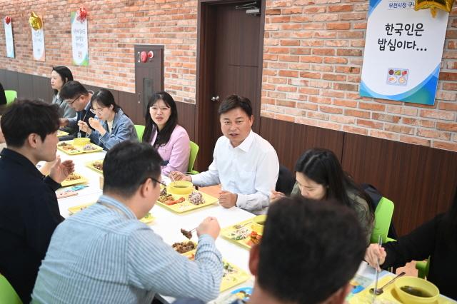 NSP통신-조용익 부천시장이 직원들과 함께 식사하며 애로사항을 경청하고 힘을 북돋는 소통의 시간을 가졌다. (사진 = 부천시)