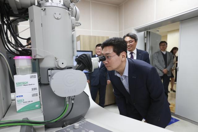 NSP통신-한국화학융합시험연구원 본원을 방문한 이상일 용인특례시장이 반도체 장비를 둘러보고 있다 (사진 = 용인특례시)