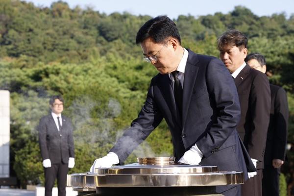 NSP통신-참배 중인 진교훈 서울시 강서구청장 (사진 = 강서구)