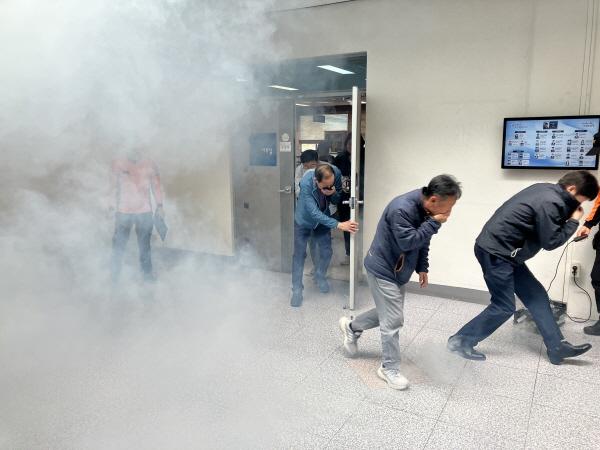NSP통신-안동시는 10일 용상 제2정수장에서 안동소방서 주관으로 실제상황을 가정한 화재 대응 훈련을 실시했다. (사진 = 안동시)