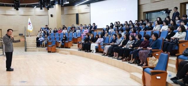 NSP통신-12일 임태희 경기도교육감이 공립유치원장 연수에서 발언을 하고 있다. (사진 = 경기도교육청)