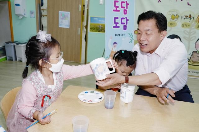 NSP통신-11일 일일 보조교사로 나선 이재준 수원시장이 어린이들과 이야기를 하는 모습. (사진 = 수원시)