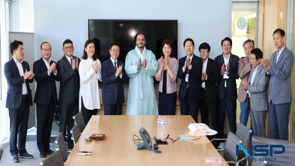 NSP통신-미국을 방문 중인 이철우 경상북도지사는 현지시간 11일 캘리포니아주 뉴포트비치 시청에서 노아 블롬 뉴포트비치 시장, 영화제 교류·협력을 전담할 데이비드 최 뉴포트비치 영화제 파트너와 만나 국제 메타버스 영화제 추진 협력 등 양 지자체 간 상호협력 사항에 대해 논의했다. (사진 = 경상북도)