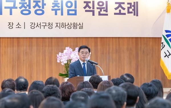 NSP통신-진교훈 서울 강서구청장이 직원 정례조례에서 인사말을 진행하고 있다. (사진 = 강서구)