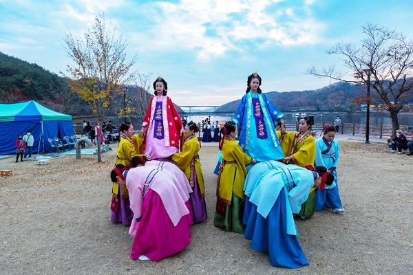 NSP통신-안동놋다리밟기의 상설공연이 오는 14일 오후 4시에 첫 공연을 시작으로 11월 4일까지 토요일마다 총 4회에 걸쳐 안동댐 개목나루에서 펼쳐진다. (사진 = 안동시)