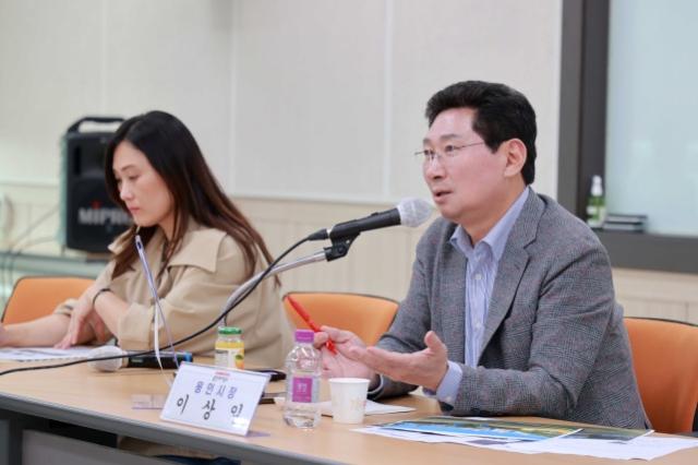 NSP통신-13일 이상일 용인특례시장이 처인구와 기흥구 지역 내 학교 학부모와 간담회를 갖고 학교 현안과 발전 방안을 논의하고 있다. (사진 = 용인특례시)