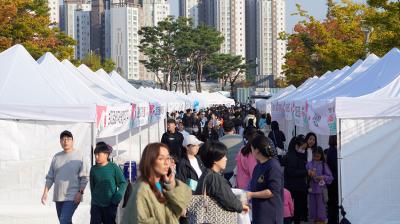 [NSP PHOTO]가을비 그치자 김포 라베니체 페스티벌 축제에 몰려드는 시민들