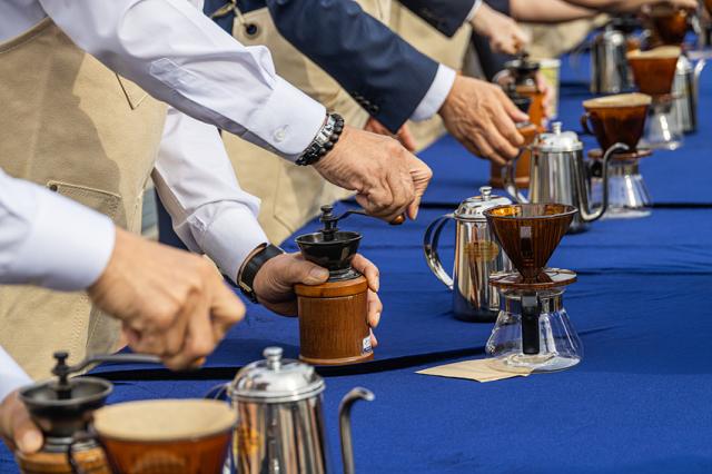 NSP통신-커피축제의 백미자 개막행사인 100人 100味 바리스타 핸드드립 퍼포먼스 모습. (사진 = 강릉시)