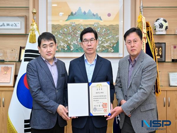 NSP통신-영덕군이 지난 14일 한강반포공원에서 열린 2023 청년마을 페스티벌 에서 청년자립 및 활력지원 부문 대통령 기관상을 수상했다. (사진 = 영덕군)