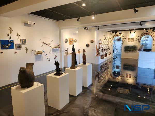 NSP통신-새롭게 단장한 새공예박물관 내부에 전시된 다양한 새공예품 (사진 = 신안군)