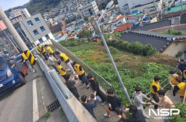 NSP통신-한영대학교 봉사단이 여수시 광림동 홀로 사는 어르신 세대에 연탄을 배달하고 있다. (사진 = 여수시)